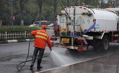 突發情況都是小事，騎摩托車最大的敵人是它——灑水車